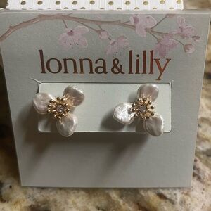 NWT Lonna & Lilly Pearl Flower Earrings